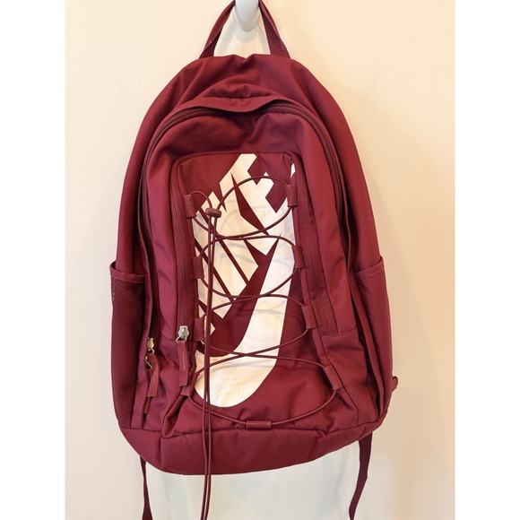 burgundy backpack nike Varsity Elite (32L) a durable companion for everyday carry Nike Heritage Backpack 2.0 (23L).